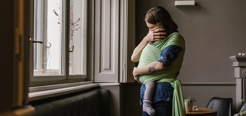 Il bimbo si addormenta in fascia: come metterlo in culla senza svegliarlo?