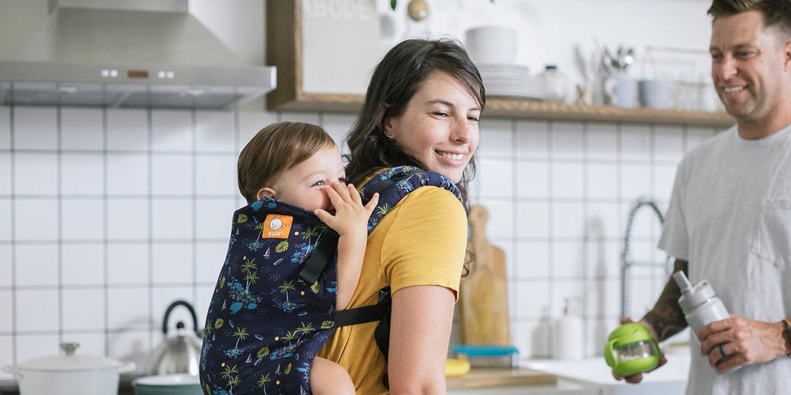 Fronte mondo, fronte mamma, sulla schiena: le posizioni del portare - sulla schiena